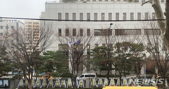 [서울=뉴시스] 신재현 수습기자 = 서울 양천구에서 숨진 16개월 여아 '정인이' 사건과 관련, 아동학대치사 및 살인죄 등으로 재판을 받는 입양부모에 대한 엄벌을 촉구하는 근조화환이 15일 서울남부지법 앞에 늘어서 있다. 2021.02.15. again@newsis.com