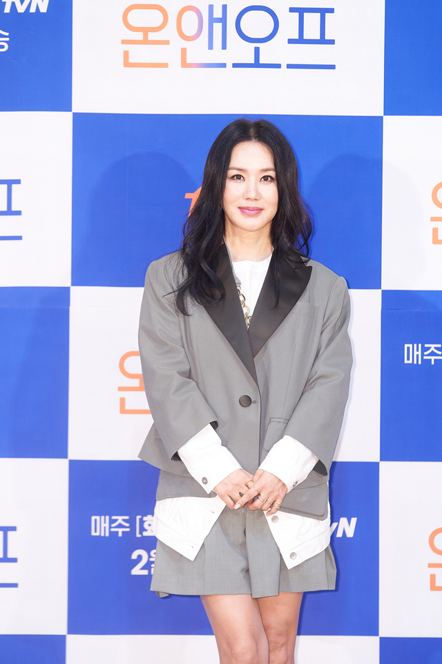 [서울=뉴시스] 15일 오전 진행된 tvN 예능물 '온앤오프' 온라인 제작발표회에 참석한 엄정화 (사진 = tvN) photo@newsis.com