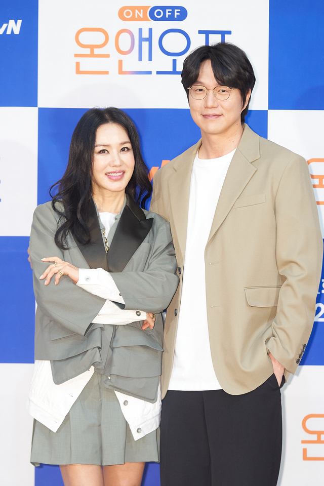 [서울=뉴시스] 15일 오전 진행된 tvN 예능물 '온앤오프' 온라인 제작발표회에 참석한 엄정화, 성시경 (사진 = tvN) photo@newsis.com