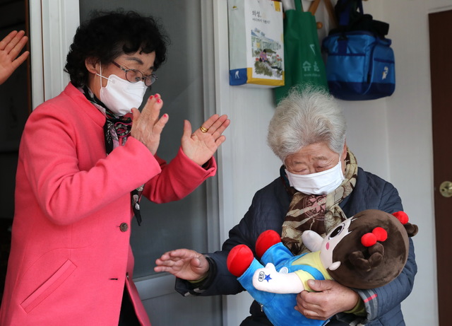  [의성=뉴시스] 김진호 기자 = 의성의 어르신들이 AI(인공지능) 로봇의 기능을 살펴보며 즐거워하고 있다. (사진=의성군 제공) 2021.02.15 photo@newsis.com *재판매 및 DB 금지