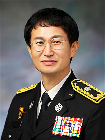 [전주=뉴시스]윤난슬 기자 = 전북도 소방본부는 제17대 전북도 소방본부장에 김승룡(54) 소방준감이 취임했다고 15일 밝혔다.(사진=전북소방 제공) *재판매 및 DB 금지