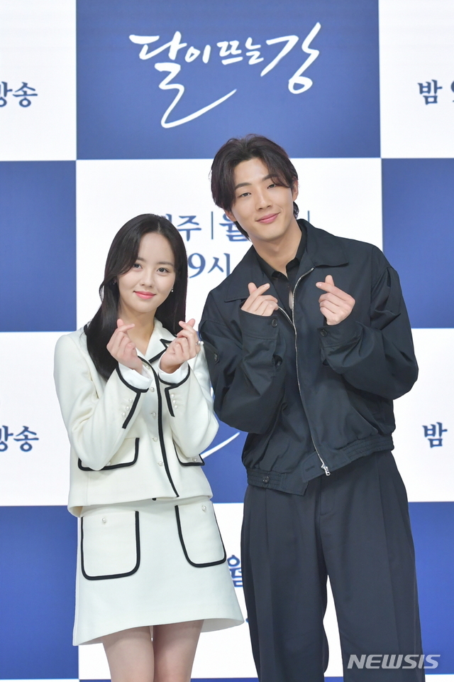  [서울=뉴시스] 15일 온라인 생중계로 진행된 KBS 2TV 월화드라마 '달이 뜨는 강' 제작발표회에 참석한 배우 김소현과 지수 (사진=KBS 제공) 2021.02.15. photo@newsis.com