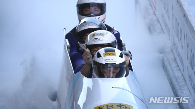 [알텐베르크=AP/뉴시스]원윤종-김진수-이경민-정현우 팀이 14일(현지시간) 독일 알텐베르크에서 열린 국제봅슬레이스켈레톤경기연맹(IBSF) 세계선수권대회 봅슬레이 4인승 4차 시기 경기를 펼치고 있다. 원윤종 팀은 1~4차 시기 합계 3분37초95로 9위를 기록했다. 2021.02.15.