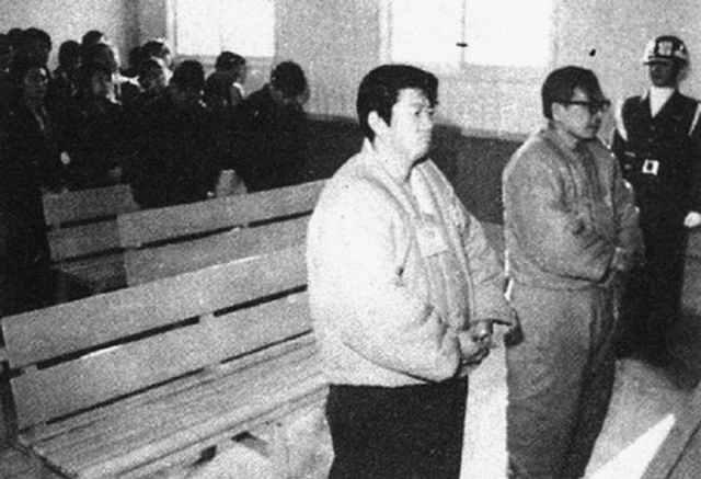 [서울=뉴시스] 사진은 1974년, 백기완 통일문제연구소장 박정희 정권 아래 긴급조치1호 위반으로 의형제를 맺고 박정희 타도 싸움을 명세하였던 독립군 출신 장준하(1918-1975)와 군법재판을 받는 모습. (사진=통일문제연구소 제공) 2021.02.15. photo@newsis.com *재판매 및 DB 금지