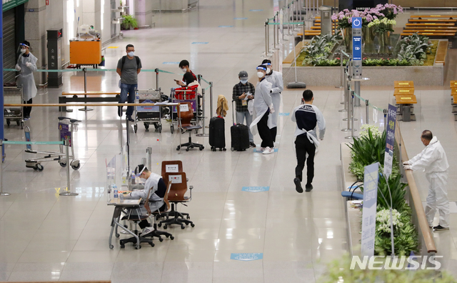[인천공항=뉴시스]배훈식 기자 = 신종 코로나바이러스 감염증(코로나19) 변이 바이러스 6명 추가 확인 등 해외 입국자로부터의 변이 바이러스 유입이 계속된 15일 오전 인천국제공항 제1터미널 입국장에서 해외 입국자들이 방역 관계자들로부터 안내를 받고 있다. 2021.02.15. dahora83@newsis.com