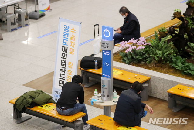 [인천공항=뉴시스]배훈식 기자 = 신종 코로나바이러스 감염증(코로나19) 변이 바이러스 6명 추가 확인 등 해외 입국자로부터의 변이 바이러스 유입이 계속된 지난 15일 오전 인천국제공항 제1터미널 입국장에서 해외 입국자들이 대기하고 있다. 2021.02.15. dahora83@newsis.com