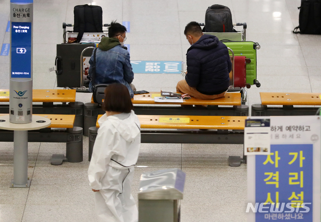 [인천공항=뉴시스]배훈식 기자 = 신종 코로나바이러스 감염증(코로나19) 변이 바이러스 6명 추가 확인 등 해외 입국자로부터의 변이 바이러스 유입이 계속된 15일 오전 인천국제공항 제1터미널 입국장에서 해외 입국자들이 대기하고 있다. 2021.02.15. dahora83@newsis.com