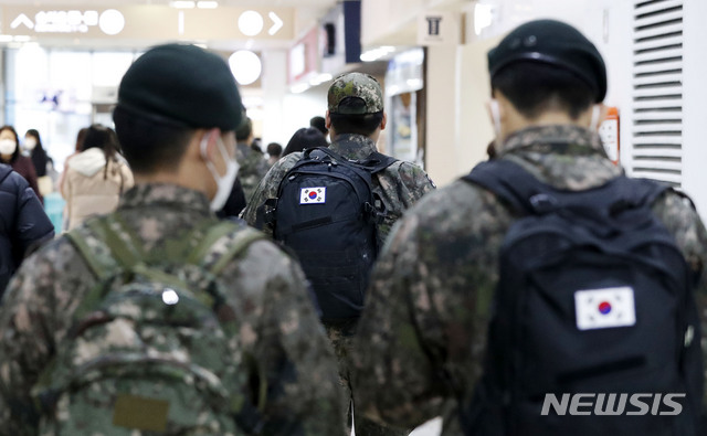 [서울=뉴시스]군 장병들 모습. 사진은 기사 내용과 관계 없음 (뉴시스DB)