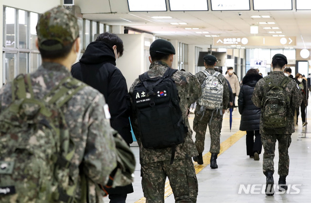 [서울=뉴시스]홍효식 기자 = 15일 오전 서울 서초구 서울고속버스터미널에서 군 장병들이 발걸음을 옮기고 있다. 2021.02.15. yesphoto@newsis.com