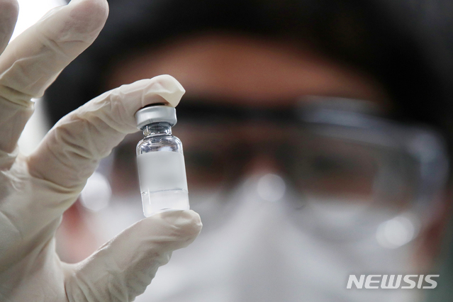 [성남=뉴시스] 김종택기자 = 15일 오전 경기도 성남시 분당구 SK바이오사이언스 연구소에서 연구원이 신종 코로나바이러스 감염증(코로나19) 비임상검체 백신 품질검사를 하고 있다. 2021.02.15. jtk@newsis.com