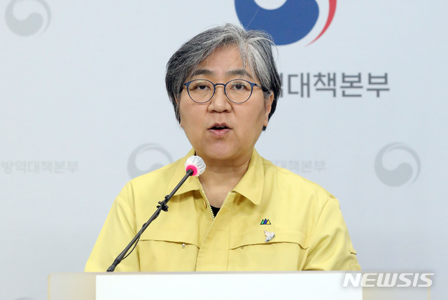 [청주=뉴시스]강종민 기자 = 정은경 신종코로나바이러스감염증 예방접종대응추진단장(질병관리청장)이 15일 오후 충북 청주 질병관리청에서 코로나19 예방접종 2∼3월 시행계획을 발표하고 있다. 2021.02.15. ppkjm@newsis.com