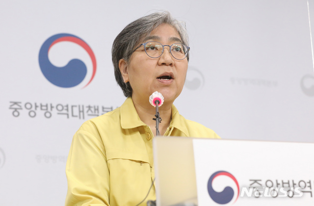 [청주=뉴시스]강종민 기자 = 정은경 신종코로나바이러스감염증 예방접종대응추진단장(질병관리청장)이 15일 오후 충북 청주 질병관리청에서 코로나19 예방접종 2∼3월 시행계획을 발표하고 있다. 2021.02.15.&nbsp; ppkjm@newsis.com