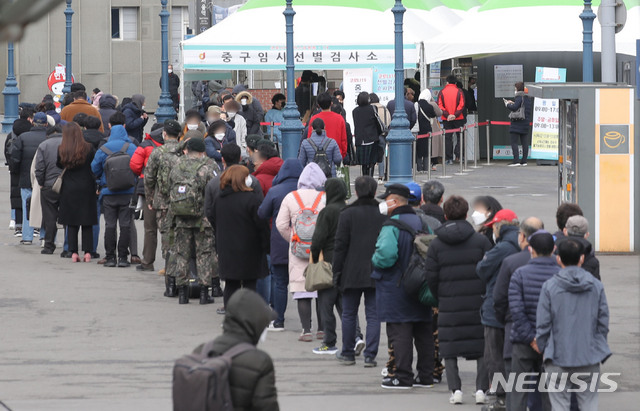 [서울=뉴시스]박미소 기자 = 지난 15일 오후 서울 중구 서울역광장에 마련된 코로나19 임시선별검사소에서 시민들이 검사를 받기 위해 대기하고 있다. 2021.02.15. misocamera@newsis.com