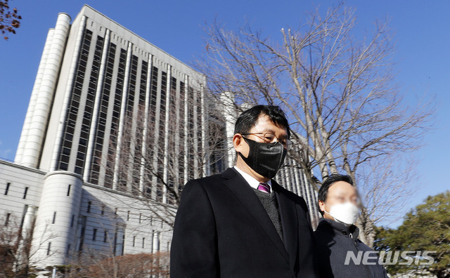 [서울=뉴시스]홍효식 기자 = 세월호 참사 당시 업무상 주의의무 위반 혐의 등으로 재판에 출석해 1심에서 무죄를 선고 받았던 김석균(왼쪽) 전 해양경찰청장이 지난 2021년 2월15일 오후 서울 서초구 서울중앙지법에서 1심 선고공판을 마친 뒤 법원을 나서고 있다. 2021.02.15. yesphoto@newsis.com