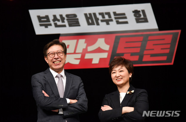 [부산=뉴시스] 하경민 기자 = 국민의힘 부산시장 보궐선거 경선에 나선 박형준(기호4번, 왼쪽), 이언주(기호2번) 예비후보가 15일 오후 부산 수영구 부산MBC에서 첫 TV토론회를 갖기에 앞서 기념사진을 찍고 있다. 2021.02.15. yulnetphoto@newsis.com