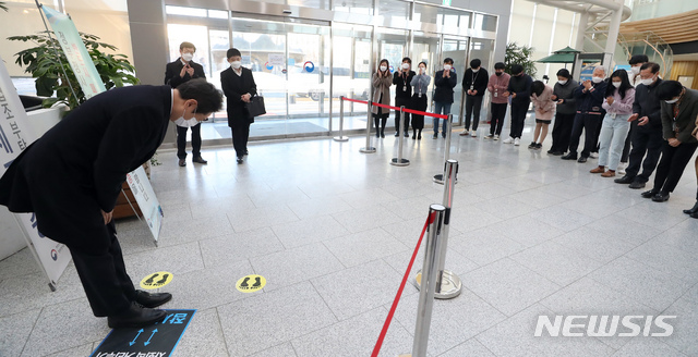 [세종=뉴시스]강종민 기자 = 황희 신임 문화체육관광부 장관이 15일 오후 정부세종청사에 첫 출근, 마중 나온 직원들에게 감사 인사를 하고 있다. 2021.02.15. ppkjm@newsis.com