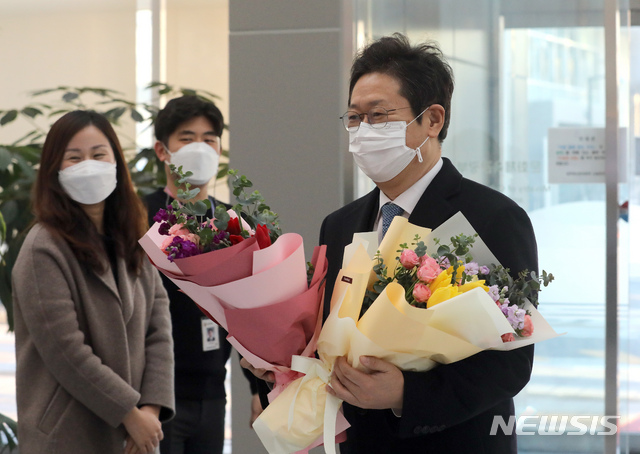 [세종=뉴시스]강종민 기자 = 황희 신임 문화체육관광부 장관이 15일 오후 정부세종청사에 첫 출근하고 있다. 2021.02.15. ppkjm@newsis.com