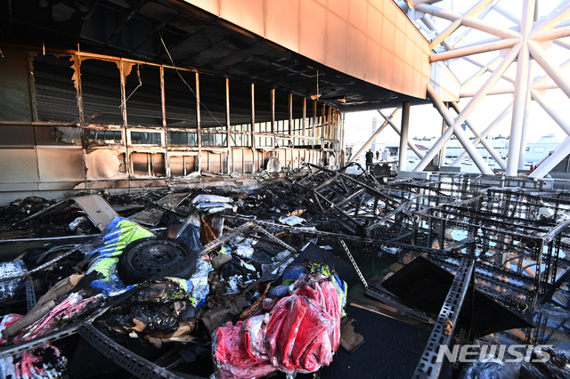 [수원=뉴시스] 김종택기자 = 15일 오후 경기도 수원시 팔달구 AK 플라자 주차장에서 화재가 발생해 소방대원 50여명과 펌프차 등 23대가 출동해 10여분만에 진화됐다. 2021.02.15. jtk@newsis.com