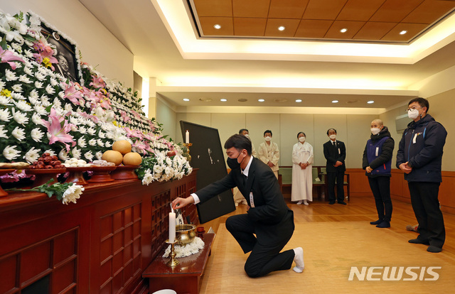 [서울=뉴시스]고범준 기자 = 양경수 민주노총 위원장이 15일 오후 서울 종로구 서울대병원 장례식장에 마련된 고(故) 백기완 통일문제연구소장의 빈소를 찾아 조문하고 있다. (공동취재사진) 2021.02.15. photo@newsis.com