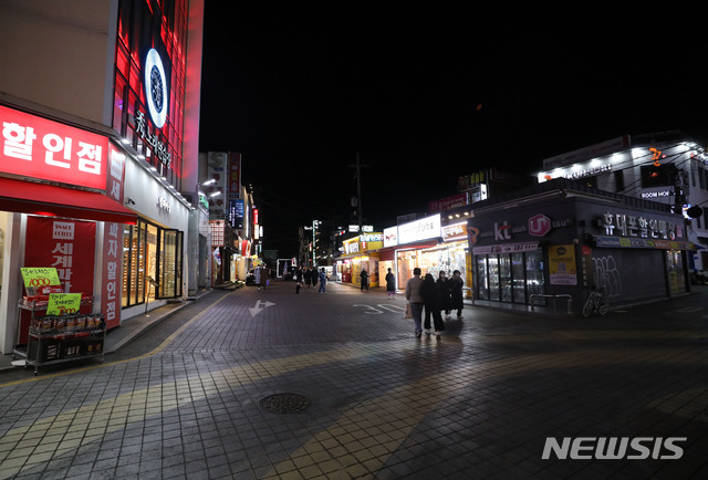 [서울=뉴시스]고범준 기자 = 사회적 거리두기 단계가 수도권에는 2단계, 비수도권은 1.5단계로 완화된 15일 오후 서울 홍대거리가 한산한 모습을 보이고 있다. 수도권의 영화관, 학원, 대형마트 등의 영업시간 제한이 해제되고 식당과 카페는 밤 10시까지 매장 영업이 가능하다. 2021.02.15. bjko@newsis.com