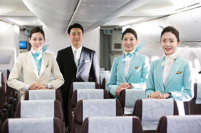 [서울=뉴시스] 대한항공이 최근 USA투데이가 주관한 '2021년 10베스트 어워드(Best Awards)'에서 '베스트 객실승무원'과 '베스트 기내식' 부문에서 각각 2위, '베스트 비즈니스&일등석' 부문에서 3위를 차지했다. 사진 대한항공 *재판매 및 DB 금지