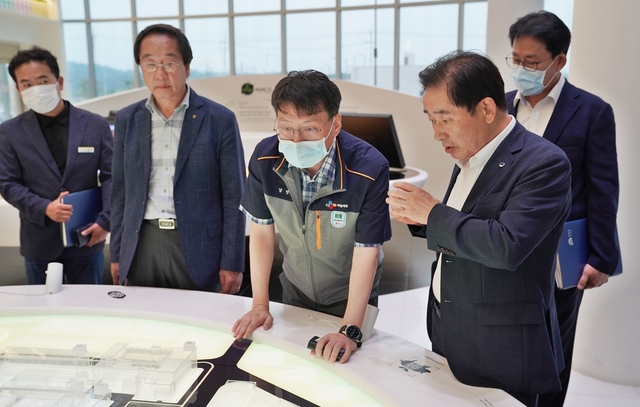 [진천=뉴시스]강신욱 기자 = 송기섭(오른쪽) 진천군수가 CJ제일제당 진천공장을 방문해 관계자로부터 현황을 설명 듣고 있다. (사진=진천군 제공) 2021.02.16. photo@newsis.com&nbsp; *재판매 및 DB 금지