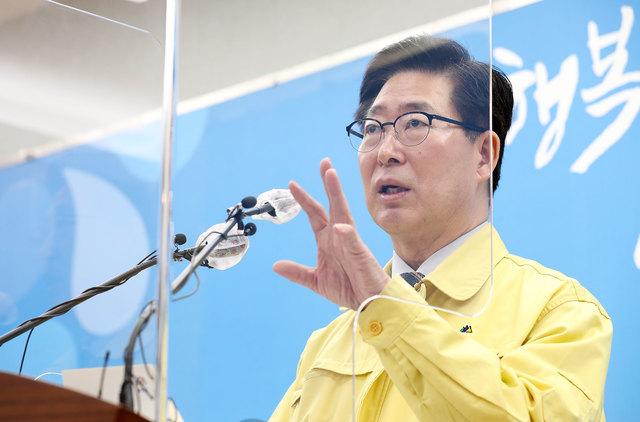 양승조 충남도지사가 16일 귀뚜라미보일러 아산공장 집단감염발생과 관련해 기자회견을 하고 있다.