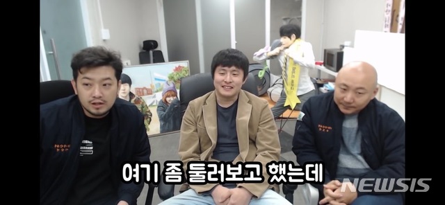 [서울=뉴시스]웹툰작가 이말년 유튜브 출연한 기안84. (사진 = 유튜브 캡처) 2021.02.16.photo@newsis.com