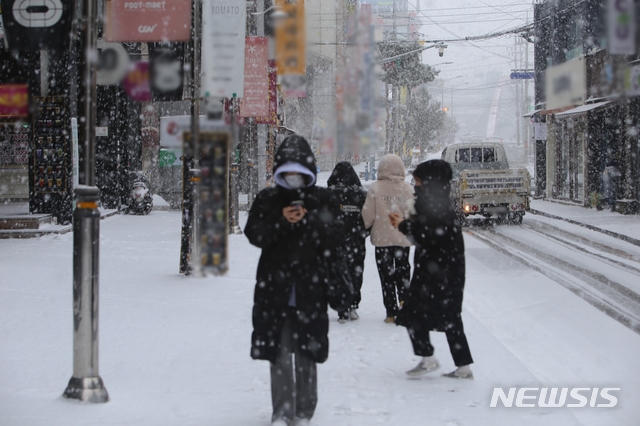 [청주=뉴시스] 조성현 기자 = 16일 오후 충북 청주시 상당구 한 거리에서 시민이 눈을 맞으며 걸어가고 있다. 2021.02.16. jsh0128@newsis.com