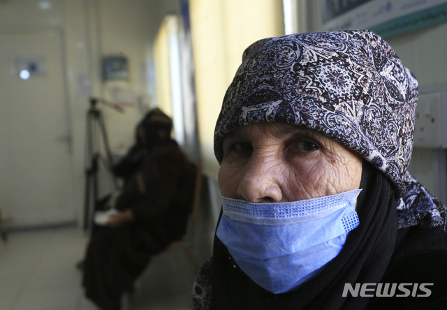 [암만=AP/뉴시스]15일(현지시간) 요르단 수도 암만 북쪽 80km에 있는 마프라크의 자타리 난민촌에 마련된 의료센터에서 시리아 난민들이 중국산 시노팜 백신 접종을 기다리고 있다. 2021.02.16.
