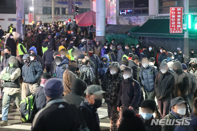 [서울=뉴시스]배훈식 기자 = 지난 2월 16일 오전 서울 구로구 남구로역 앞 인력시장으로 일용직 노동자들이 모여 일감을 찾고 있다.2021.02.16. dahora83@newsis.com