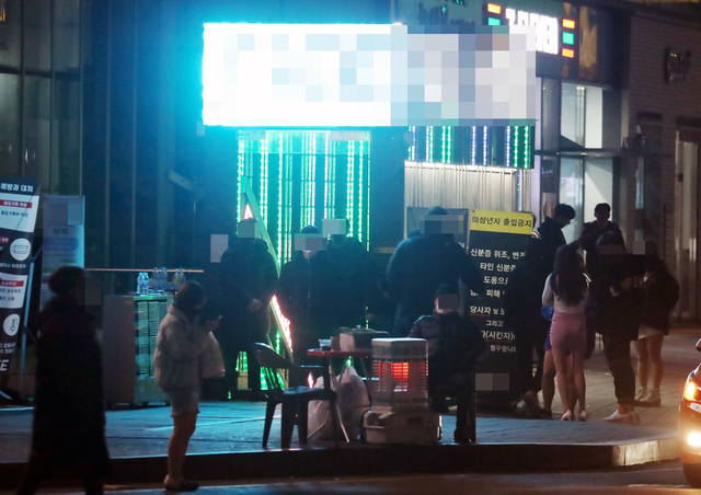 [서울=뉴시스]고승민 기자 = 정부가 코로나19 방역을 위한 사회적 거리두기를 완화한 이튿날인 지난 16일 새벽 서울 강남구의 한 클럽 앞에 이용객들이 몰려 있다. 2021.02.16. kkssmm99@newsis.com