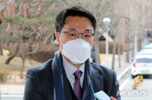 [과천=뉴시스]배훈식 기자 = 김진욱 고위공직자범죄수사처장이 지난 16일 오전 경기 과천시 과천정부청사로 출근하며 취재진의 질문에 답하고 있다. 2021.02.16. dahora83@newsis.com