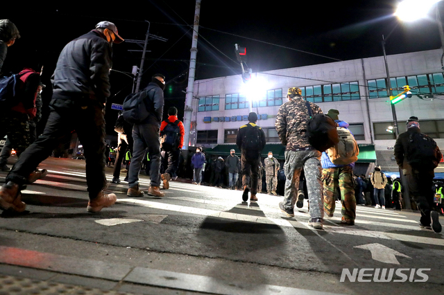 [서울=뉴시스]배훈식 기자 = 서울 구로구 한 인력시장으로 일용직 노동자들이 모여 들고 있다. 2021.02.16. dahora83@newsis.com