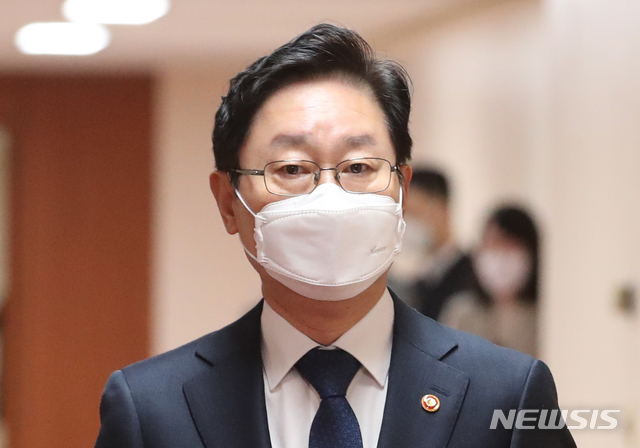 [서울=뉴시스]김명원 기자 = 박범계 법무부 장관이 지난 16일 오전 서울 종로구 정부서울청사에서 영상으로 열린 국무회의에 참석하고 있다.  2021.02.16. kmx1105@newsis.com