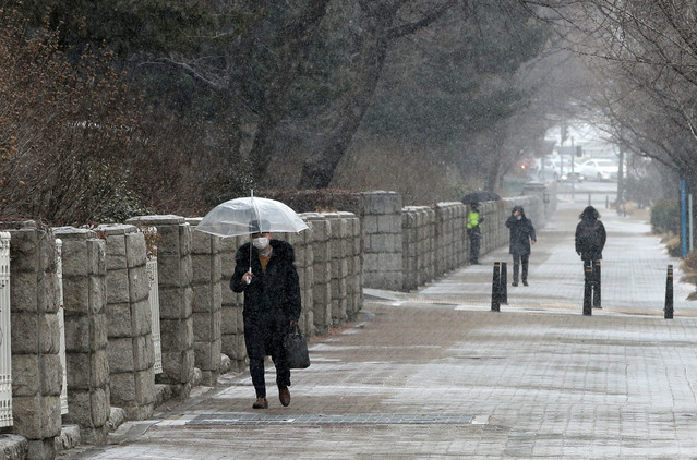 전북 오전까지 눈…낮에도 영하권 추위 '빙판길 주의'