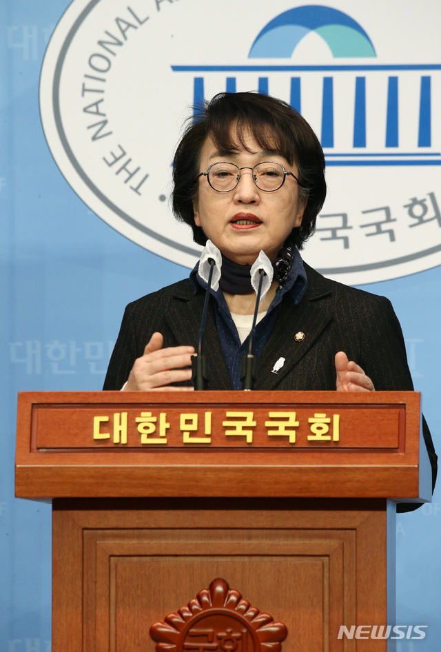 [서울=뉴시스]전진환 기자 = 서울시장 보궐선거에 출마한 김진애 열린민주당 후보가 16일 국회 소통관에서 공약 발표를 하고 있다. (공동취재사진) 2021.02.16. photo@newsis.com