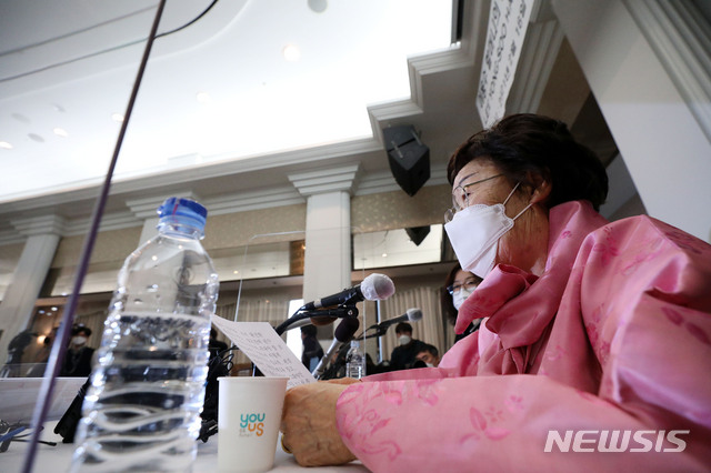 [서울=뉴시스]홍효식 기자 = 일본군 위안부 피해자 이용수 할머니가 16일 오전 서울 중구 프레스센터에서 열린 일본군 '위안부' 문제 유엔 국제사법재판소(ICJ) 회부 촉구 기자회견에서 발언하고 있다. 2021.02.16. yesphoto@newsis.com