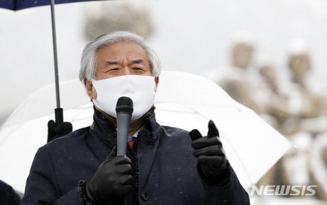 [서울=뉴시스]홍효식 기자 = 전광훈 사랑제일교회 목사가 16일 오후 서울 종로구 청와대 분수대 앞에서 '문재인 체포 국민특검단' 기자회견을 하고 있다. 2021.02.16. yesphoto@newsis.com