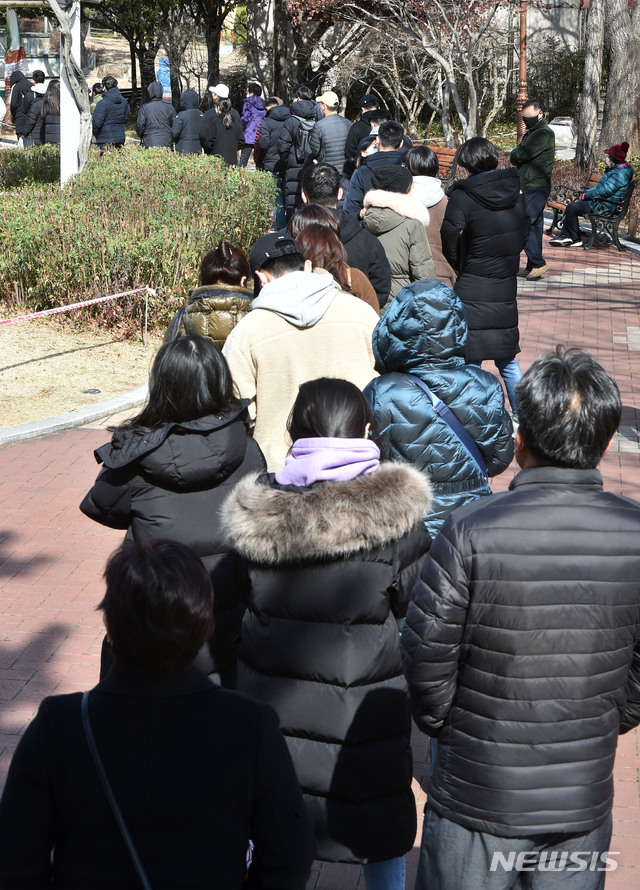 [대구=뉴시스] 이무열 기자 = 16일 오후 대구 중구 국채보상운동기념공원에 마련된 코로나19 임시선별검사소를 찾은 시민들이 검체 채취를 받기 위해 줄을 서 있다. 대구시는 설 연휴 이후 코로나19 방역 강화를 위해 국채보상운동기념공원 임시선별검사소를 재설치하고 다음 달 14일까지 운영한다. 2021.02.16. lmy@newsis.com