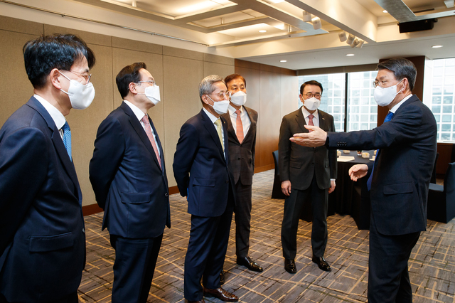 [서울=뉴시스]은성수 금융위원장이 16일 서울 중구 은행연합회에서 열린 금융지주회사 회장들과 간담회에 참석해 금융지주회장들과 인사를 하고 있다. 왼쪽부터 손병환 농협금융지주 회장, 손태승 우리금융지주 회장, 윤종규 KB금융지주 회장, 김정태 하나금융지주 회장, 조용병 신한금융지주 회장. (사진=금융위원회 제공) 2021.02.16. photo@newsis.com