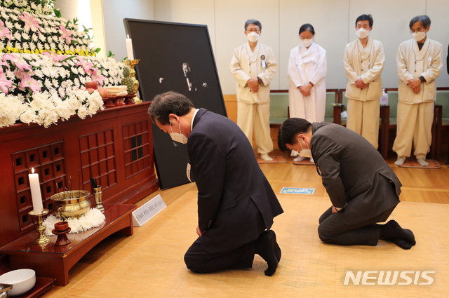 [서울=뉴시스]박민석 기자 = 이낙연 더불어민주당 대표가 16일 오전 서울 종로구 서울대병원 장례식장에 마련된 고 백기완 통일문제연구소장 빈소를 찾아 헌화하고 있다. (공동취재사진) 2021.02.16. photo@newsis.com