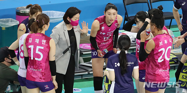 [인천=뉴시스]이영환 기자 = 16일 오후 인천 계양체육관에서 열린 2020-2021 도드람 V-리그 흥국생명 핑크스파이더스와 IBK기업은행 알토스의 경기, 흥국생명 박미희 감독이 작전지시를 하고 있다. 2021.02.16. 20hwan@newsis.com