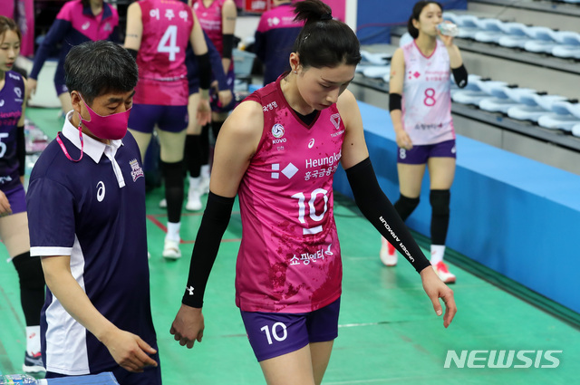 [인천=뉴시스]이영환 기자 = 16일 오후 인천 계양체육관에서 열린 2020-2021 도드람 V-리그 흥국생명 핑크스파이더스와 IBK기업은행 알토스의 경기, 세트스코어 3대0으로 패한 흥국생명 김연경과 선수들이 코트를 나서고 있다. 2021.02.16. 20hwan@newsis.com