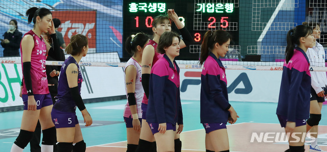 [인천=뉴시스]이영환 기자 = 16일 오후 인천 계양체육관에서 열린 2020-2021 도드람 V-리그 흥국생명 핑크스파이더스와 IBK기업은행 알토스의 경기, 세트스코어 3대0으로 패한 흥국생명 김연경과 선수들이 코트를 나서고 있다. 2021.02.16. 20hwan@newsis.com