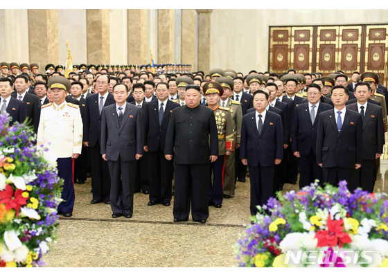 [서울=뉴시스] 북한 노동당 기관지 노동신문은 17일 "김정은 동지께서 민족 최대의 경사스러운 광명성절에 즈음해 2월16일 금수산태양궁전을 찾았다"고 밝혔다. 2021.02.17. (사진=노동신문 캡처) photo@newsis.com