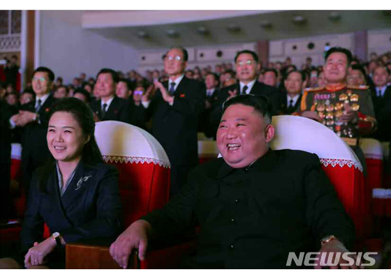 [서울=뉴시스] 북한 노동당 기관지 노동신문은 17일 "김정은 동지께서 2월16일 당 중앙지도기관 성원들과 함께 광명성절 기념공연을 관람했다"고 보도했다. 2021.02.17. (사진=노동신문 캡처) photo@newsis.com