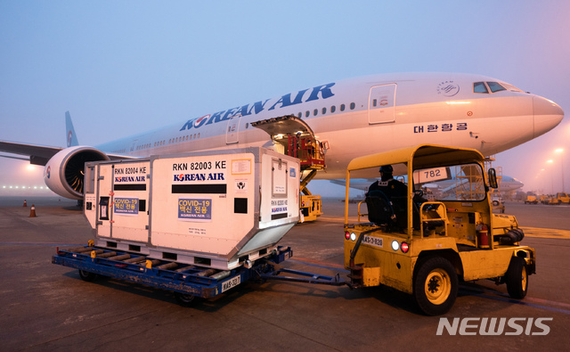 [서울=뉴시스] 지난 3일 코로나19 백신 유통을 위한 민·관·군·경 합동 모의훈련 중 코로나19 백신 모형이 담긴 특수제작 컨테이너를 항공기로부터 하기하는 모습 (제공=대한항공)