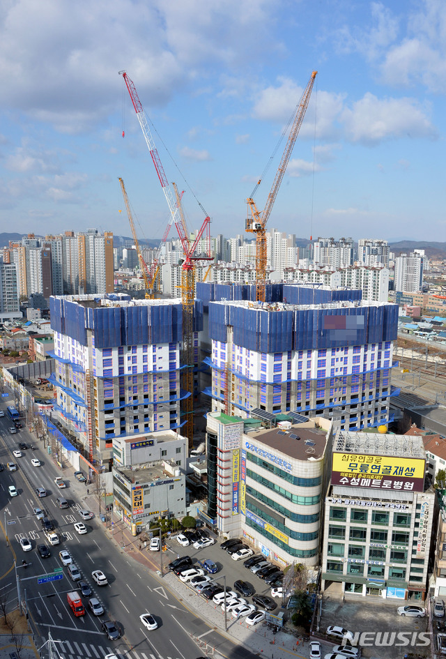 [대구=뉴시스]이무열 기자 = 대구 동대구역네거리의 한 아파트 공사현장. 2021.02.17. lmy@newsis.com