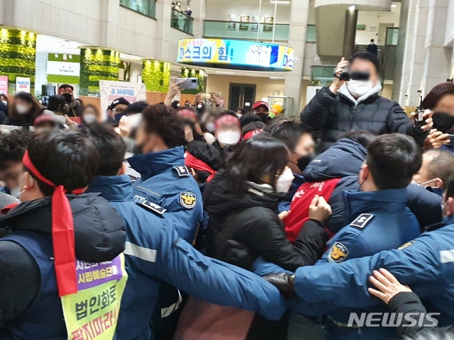 [부천=뉴시스] 정일형 기자=전국공공운수사회서비스노동조합 경기문화예술지부 부천시립예술단지회(이하 예술단 노조)가 17일 오전 부천시청사 1층 로비에서 '장덕천 부천시장 등에 대한 부당노동행위 고소·고발 기자회견을 마친 뒤 청사 내부에서 현수막과 천막농성을 이어 가려하자 부천시 청원경찰 등과 몸싸움까지 일어나면서 충돌도 빚어졌다. 2021.02.17 jih@newsis.com 